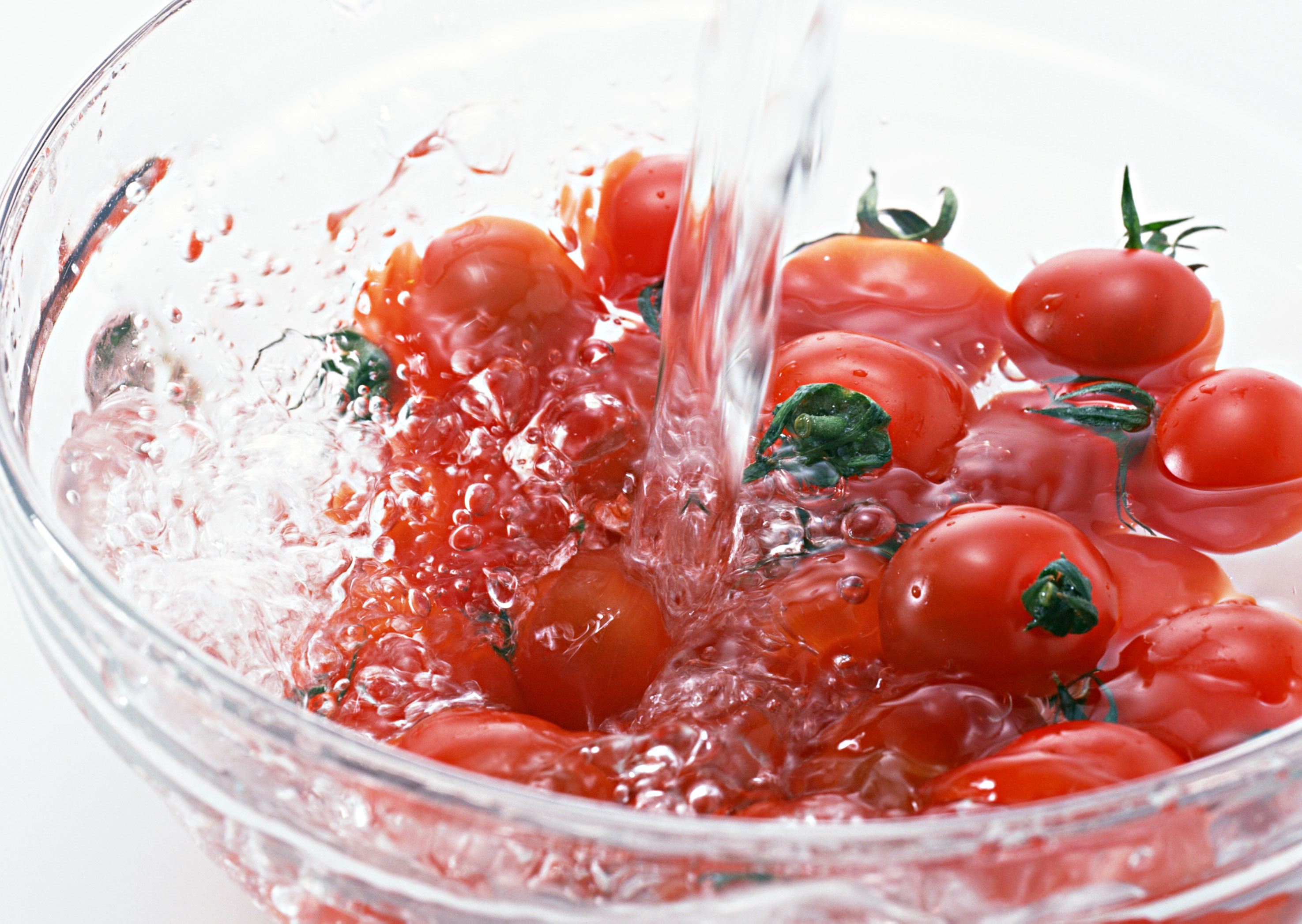 Можно есть свежие помидоры при панкреатите. Водя для приготовления пищи. Помидоры в минералке. Вода в кулинарии. Томаты в воде.